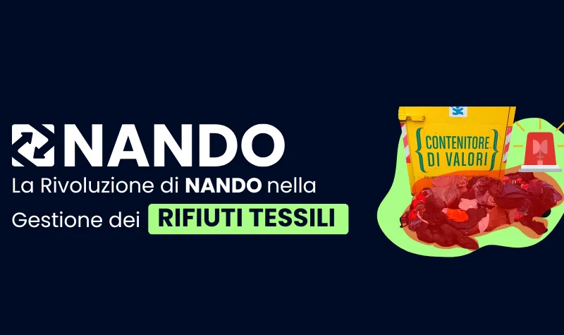 Immagine con sfondo blu, logo e titolo bianchi sulla sinistra. A destra, un cassonetto della raccolta rifiuti con rifiuti abbandonati per terra evidenziati in rosso, sottolineando il problema dell'abbandono dei rifiuti.